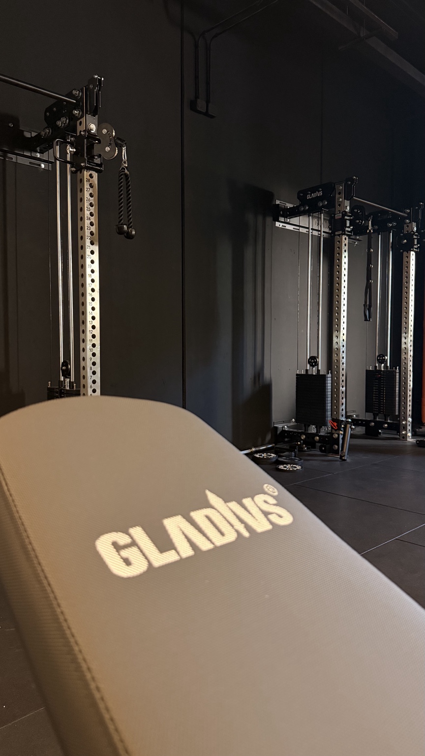 Sala personal training con panca e postazioni ai cavi